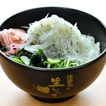 スタートから１５年目を迎えた「淡路島の生しらす」の丼