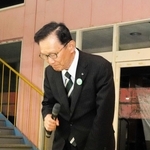 支持者らに頭を下げる門康彦氏＝淡路市志筑新島