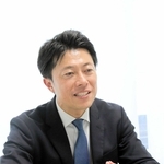 当選から一夜明け、インタビューに応じる戸田敦大氏＝淡路市役所