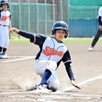 １回、味方の適時打で先制のホームを踏む志筑少年野球団・中来田嘉人選手＝淡路佐野運動公園