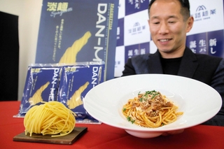 新発売される常温保存できる生パスタ「淡麺スパゲッティ２・０」と出雲文人社長＝淡路市生穂新島