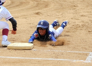 白熱のプレーを見せる選手＝淡路市生穂