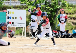 懸命にプレーする五色ベースボールクラブの選手＝淡路市生穂