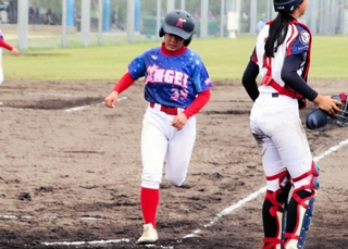 ホームに生還する淡路エンジェルスターの選手＝淡路佐野運動公園