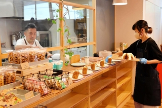 生クリームをワッフルではさんだメニューなどが楽しめる２階のカフェ＝南あわじ市灘黒岩