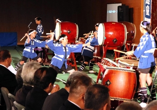 和太鼓グループ「志童」の演奏が式典を彩った＝南あわじ市文化体育館