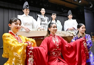 新作神楽を万博会場でお披露目する大歳久美子さん（後列左端）ら＝淡路市野島大川