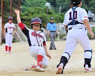 準決勝の岩屋北淡多賀連合戦で、生還する洲本ゴンターズの城越空駕選手＝津名臨海運動公園