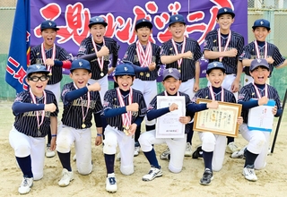 初優勝を果たした二見フレンズジュニアの選手＝津名臨海運動公園