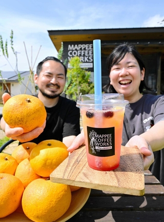 暑い夏にぴったりの「淡路島甘夏スカッシュ」をＰＲする松平さん夫妻＝マッペーコーヒーワークス