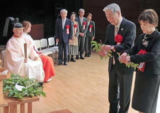 神前に玉串をささげる淡路市の井髙憲一さん、康代さん夫妻ら＝洲本市文化体育館