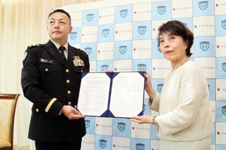 災害時の連携協定を結んだパソナグループの山本絹子副社長（右）と陸上自衛隊中部方面隊の遠藤充総監＝淡路市野島常盤