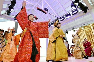 次々と生まれる日本列島を演じる子どもら＝大阪市此花区の夢洲
