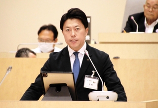 開会した６月定例会で所信表明を行う戸田敦大市長＝淡路市役所