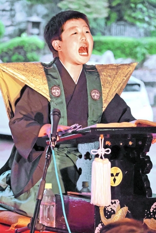 大日寺で素浄瑠璃「玉藻前旭袂　道春館の段」を披露する西山航生さん＝南あわじ市賀集福井