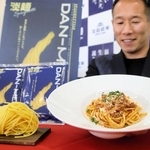 新発売される常温保存できる生パスタ「淡麺スパゲッティ２・０」と出雲文人社長＝淡路市生穂新島