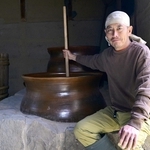 甕仕込みでどぶろくを醸造する長慶寺健太郎さん＝南あわじ市榎列大榎列
