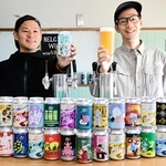 ハニーエールを手にする園田薫さん（左）と河野充晃さん＝ナミノオトブルーイング