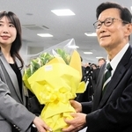 職員から花束を受け取った門康彦氏＝淡路市役所