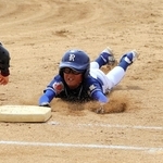 白熱のプレーを見せる選手＝淡路市生穂