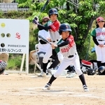 懸命にプレーする五色ベースボールクラブの選手＝淡路市生穂