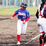 ホームに生還する淡路エンジェルスターの選手＝淡路佐野運動公園