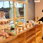 生クリームをワッフルではさんだメニューなどが楽しめる２階のカフェ＝南あわじ市灘黒岩