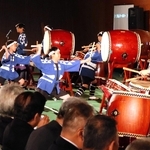 和太鼓グループ「志童」の演奏が式典を彩った＝南あわじ市文化体育館