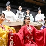 新作神楽を万博会場でお披露目する大歳久美子さん（後列左端）ら＝淡路市野島大川