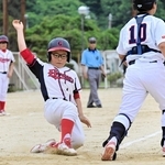 準決勝の岩屋北淡多賀連合戦で、生還する洲本ゴンターズの城越空駕選手＝津名臨海運動公園
