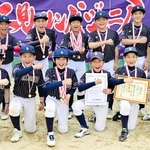 初優勝を果たした二見フレンズジュニアの選手＝津名臨海運動公園