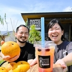 暑い夏にぴったりの「淡路島甘夏スカッシュ」をＰＲする松平さん夫妻＝マッペーコーヒーワークス
