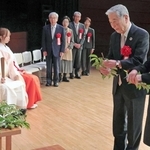 神前に玉串をささげる淡路市の井髙憲一さん、康代さん夫妻ら＝洲本市文化体育館
