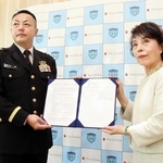災害時の連携協定を結んだパソナグループの山本絹子副社長（右）と陸上自衛隊中部方面隊の遠藤充総監＝淡路市野島常盤
