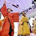 次々と生まれる日本列島を演じる子どもら＝大阪市此花区の夢洲