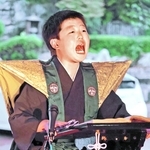 大日寺で素浄瑠璃「玉藻前旭袂　道春館の段」を披露する西山航生さん＝南あわじ市賀集福井