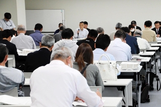 市選管事務局職員から注意事項の説明を聞く立候補予定者ら＝淡路市役所