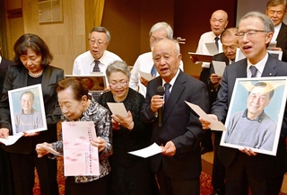 山口さんの遺影などを手に「サライ」を合唱する出席者たち＝南あわじ市阿那賀