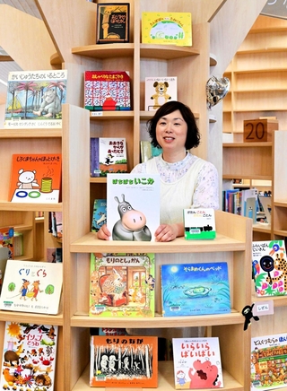 淡路島初の絵本専門士となった小川恵美子さん＝津名図書館