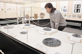 漢王朝の鏡や陶器が並んだ会場＝玉青館