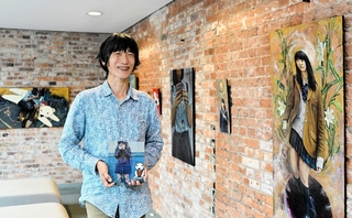 独創性豊かな作品と藤井のぶおさん＝洲本図書館