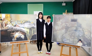 全国総合文化祭に出品する山下咲楽さん（左）と石田萌衣さんと作品＝洲本高校