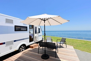 目の前に広がる海を楽しみながら車中泊を体験できる＝淡路市夢舞台