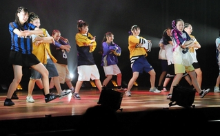 感情を込めて踊る洲本高校ミュージックダンス部の生徒＝洲本市文化体育館