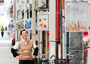 商店街を飾る絵画作品＝洲本市本町７