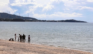 白砂青松で知られる慶野松原海水浴場＝南あわじ市松帆古津路