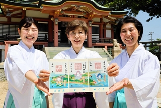 「淡路島女神めぐり御朱印」を手に笑顔の（左から）浦上直子さん、宮川新子さん、市原愛さん＝洲本市由良３