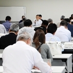 市選管事務局職員から注意事項の説明を聞く立候補予定者ら＝淡路市役所