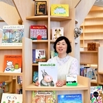 淡路島初の絵本専門士となった小川恵美子さん＝津名図書館