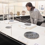 漢王朝の鏡や陶器が並んだ会場＝玉青館